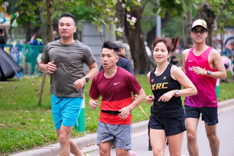 Tết ăn uống ra sao để giữ eo thon, dáng đẹp?- Ảnh 1. Các chuyên gia khuyến cáo trong dịp Tết nên duy trì tập luyện thể thao - Ảnh minh họa: NAM TRẦN