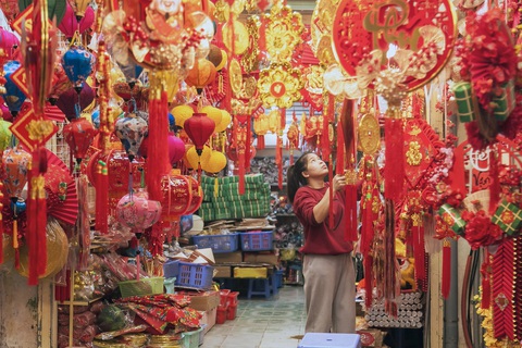Một cừa hàng bán đồ trang trí Tết ở Hà Nội - Ảnh: Lee Hyo Seung Một cừa hàng bán đồ trang trí Tết ở Hà Nội - Ảnh: Lee Hyo Seung