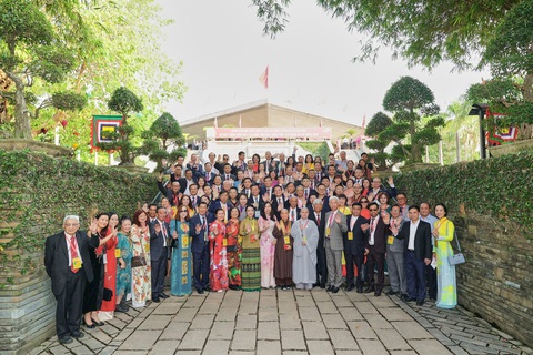 Xuân Quê Hương 2024 - ‘Thành phố Hồ Chí Minh - Viết tiếp thiên anh hùng ca ngời sáng’- Ảnh 1. Đoàn kiều bào tiêu biểu tham dự Lễ dâng hương, dâng hoa các vua Hùng tại khu tưởng niệm các vua Hùng - Công viên Lịch sử, Văn hóa Dân tộc (phường Long Bình, quận 9, TP.HCM)