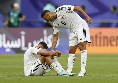 Hậu vệ Iraq giã từ tuyển quốc gia vì bị lăng mạ ở Asian Cup 2023- Ảnh 2. Ali Kadhim (số 6) an ủi Hussein Ali sau trận thua Jordan - Ảnh: REUTERS