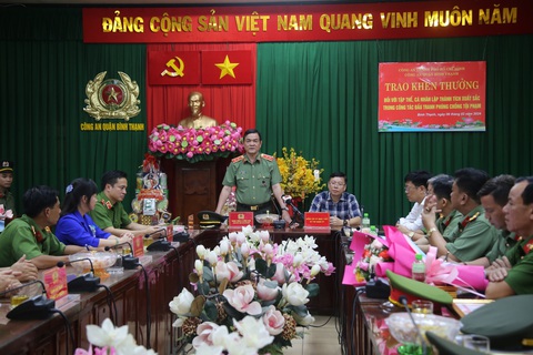 Công an TP.HCM triệt phá 2 đường dây bào chế ma túy- Ảnh 2. Ban giám đốc Công an TP.HCM và chính quyền Bình Thạnh, quận 8 khen thưởng - Ảnh: Công an cung cấp