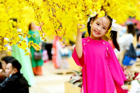 Vũ trụ sẽ gửi gì cho ta- Ảnh 3. Em bé mùa xuân - Ảnh minh họa: QUANG ĐỊNH