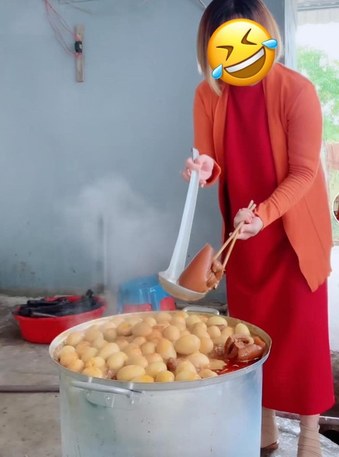 Ảnh vui 6-2: Sáng kiến tiệc tất niên 'uống nhẹ, nói khẽ, cười duyên'- Ảnh 5. Thấy thịt kho trứng là thấy Tết.