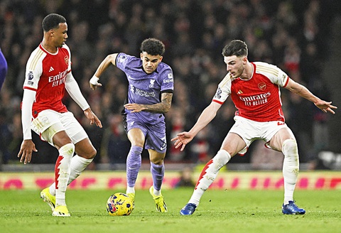 Bóng đá quốc tế hấp dẫn dịp Tết- Ảnh 1. Cuộc đua giữa Arsenal và Liverpool (giữa) ở Premier League hứa hẹn sẽ khuấy động mùa Tết - Ảnh: Reuters