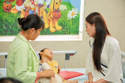 Xuân Hạnh thăm hỏi, tặng quà cho bệnh nhi - Ảnh: BTC Xuân Hạnh thăm hỏi, tặng quà cho bệnh nhi - Ảnh: BTC