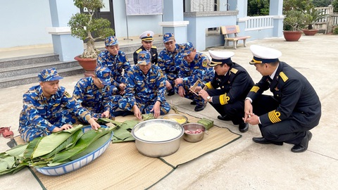 Đón xuân trên 'mắt biển'- Ảnh 3. Cùng nhau gói bánh chưng cho khuây nỗi nhớ nhà - Ảnh: VĨNH HÀ