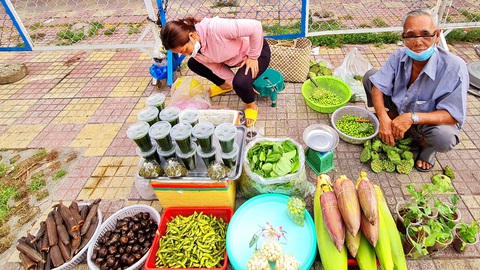 Tìm món hương đồng gió nội cho ngày Tết - Kỳ cuối: Dạo mua món Tết đồng quê ở chợ phố- Ảnh 1. Quà quê dân dã như trái ô môi, lá sương sâm, bắp chuối được bày bán Tết giữa TP.HCM - Ảnh: M.DŨNG