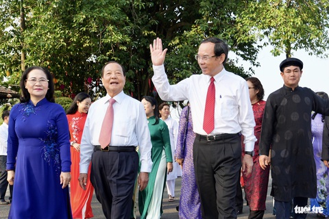 Ông Nguyễn Văn Nên - bí thư Thành ủy TP.HCM, trưởng đoàn đại biểu cùng lãnh đạo thành phố, nguyên lãnh đạo thành phố dự lễ dâng cúng bánh tét - Ảnh: HỮU HẠNH Ông Nguyễn Văn Nên - bí thư Thành ủy TP.HCM, trưởng đoàn đại biểu - cùng lãnh đạo thành phố, nguyên lãnh đạo thành phố dự lễ dâng cúng bánh tét - Ảnh: HỮU HẠNH