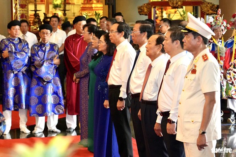 Lãnh đạo, nguyên lãnh đạo TP.HCM theo dõi các nghi thức, nghi lễ - Ảnh: HỮU HẠNH Lãnh đạo, nguyên lãnh đạo TP.HCM theo dõi các nghi thức, nghi lễ - Ảnh: HỮU HẠNH