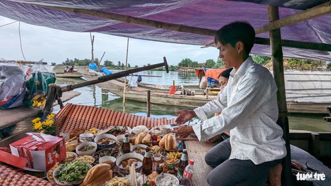 Mộng lên bờ của phận vạn đò trên đầm phá Tam Giang- Ảnh 4. Xóm vạn đò nhỏ trên phá Tam Giang cùng ngồi lại với nhau sau một năm đánh bắt cá tôm để chúc nhau sớm hoàn thành ước nguyện “lên bờ” - Ảnh: NHẬT LINH