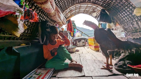 Mộng lên bờ của phận vạn đò trên đầm phá Tam Giang- Ảnh 5. Khoang đò nhỏ chưa tới 10m2 là nơi của 4 người trong gia đình anh Hiệp. Nơi đây còn được vợ chồng anh tận dụng nuôi cả gà - Ảnh: NHẬT LINH
