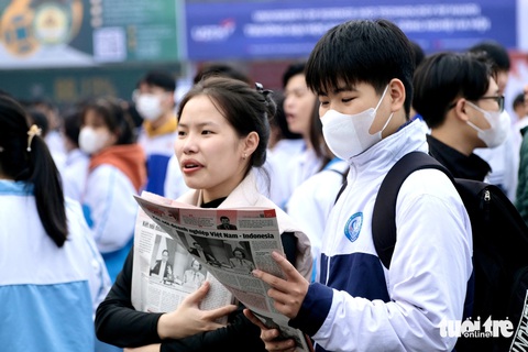 Năm 2024 Trường đại học Dược Hà Nội tạm dừng đào tạo chương trình chất lượng cao- Ảnh 1. Học sinh tham dự chương trình tư vấn tuyển sinh - hướng nghiệp năm 2024 do báo Tuổi Trẻ phối hợp với các đơn vị tổ chức - Ảnh: NGUYÊN BẢO