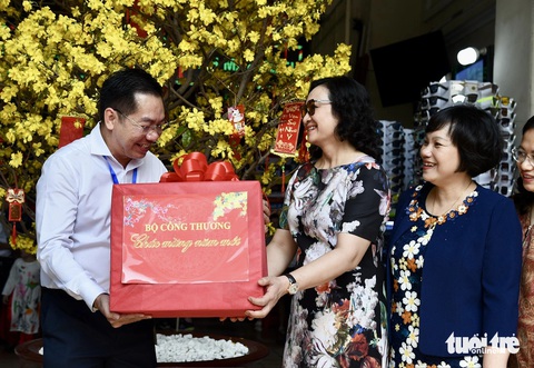 Ngày 27 Tết: siêu thị và chợ đầy ắp hàng hóa, giá tốt- Ảnh 4. Đoàn làm việc của Bộ Công Thương chúc Tết ban quản lý chợ Bến Thành - Ảnh: TỰ TRUNG