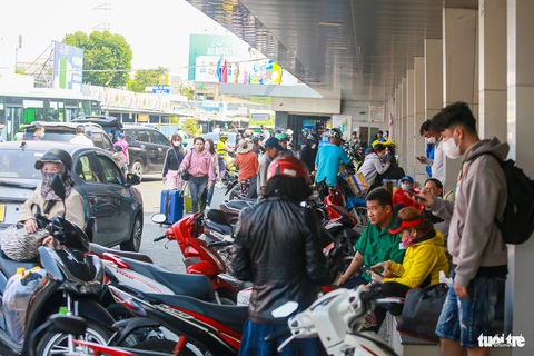 Bến xe Miền Tây nhộn nhịp người về quê đón Tết, dự báo đông nhất trong 4 năm qua- Ảnh 4. Khu vực để xe của người dân đến mua vé được bến xe yêu cầu dừng không quá 2 phút để chống ách tắc - Ảnh: CHÂU TUẤN