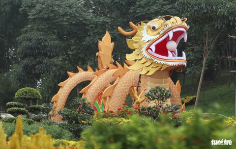 Cây cảnh hình rồng được 'phẫu thuật', dân mạng khen lột xác- Ảnh 11. Linh vật rồng đặt tại phố đi bộ TP Vinh - Ảnh: DOÃN HÒA