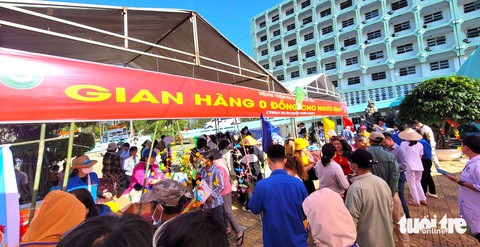 Đây là lần đầu tiên gian hàng 0 đồng được tổ chức tại Bệnh viện Đa khoa tỉnh Phú Yên - Ảnh: NGUYỄN HOÀNG Đây là lần đầu tiên gian hàng 0 đồng được tổ chức tại Bệnh viện Đa khoa tỉnh Phú Yên - Ảnh: NGUYỄN HOÀNG