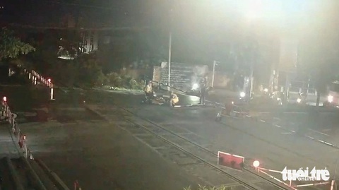 Xem những pha nhân viên đường sắt cứu người tông văng chắn khi tàu sắp đến- Ảnh 4. Người đi xe máy lao vào chắn trên đường Đồng Khởi, TP Biên Hòa, tỉnh Đồng Nai. Cả xe lẫn người văng vào sát đường ray khi tàu sắp tới. Rất may nhân viên đường sắt đã kịp thời hỗ trợ đưa xe và người ra khu vực an toàn - Ảnh: Cắt từ camera