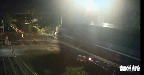 Xem những pha nhân viên đường sắt cứu người tông văng chắn khi tàu sắp đến- Ảnh 5. Chỉ 13 giây sau vụ tông chắn, tàu đã lao tới - Ảnh: Cắt từ camera