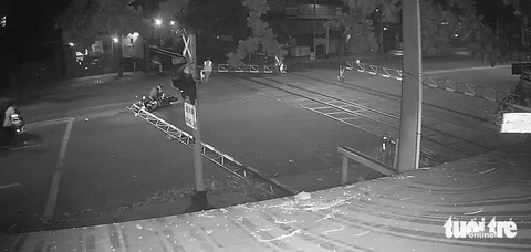 Xem những pha nhân viên đường sắt cứu người tông văng chắn khi tàu sắp đến- Ảnh 8. Trong năm 2023, tại chắn đường Võ Thị Sáu, TP Biên Hòa, tỉnh Đồng Nai xảy ra tới 6 vụ tông văng giàn chắn - Ảnh: Cắt từ camera