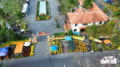 Đường phố Hội An ngập sắc hoa xuân, 27 tháng chạp vẫn vắng người mua, người bán hoa sốt ruột- Ảnh 7. Đường hoa xuân Trần Hưng Đạo nhìn từ trên cao xuống - Ảnh: LÊ TRUNG