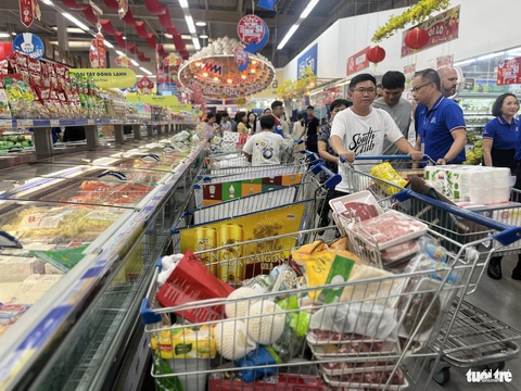 Khách sắm Tết tính tiền tự động ở siêu thị- Ảnh 2. Người dân bắt đầu đi mua sắm đông đúc hơn so với các ngày trước. Sức mua dự báo đạt đỉnh trong hai ngày trước Tết - Ảnh: N.BÌNH