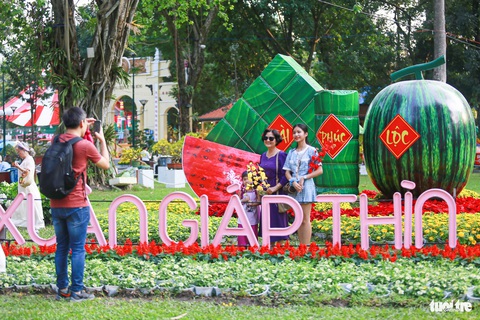 Ngàn người trẩy hội hoa xuân TP.HCM, xúng xính váy áo chụp ảnh- Ảnh 5. Các tiểu cảnh đặc sắc trong Hội hoa xuân như hình trái tim, Tháp Chàm với hình ảnh bánh chưng, bánh tét - Ảnh: CHÂU TUẤN