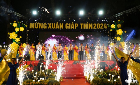 Ngàn người trẩy hội hoa xuân TP.HCM, xúng xính váy áo chụp ảnh- Ảnh 2. Khoảng 19h cùng ngày, ban tổ chức thực hiện nghi thức cắt băng khánh thành Hội hoa xuân Tết Nguyên đán 2024 tại TP.HCM - Ảnh: CHÂU TUẤN