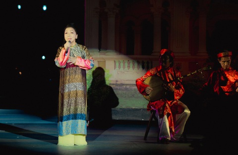 NSND - tiến sĩ biểu diễn Ttết mục Bá Lý Hề tại đêm diễn Đờn ca tài tử Trên bến dưới thuyền - Ảnh: NGUYỄN THANH HIỆP NSND Bạch Tuyết biểu diễn tiết mục Bá Lý Hề tại đêm diễn đờn ca tài tử Trên bến dưới thuyền - Ảnh: NGUYỄN THANH HIỆP