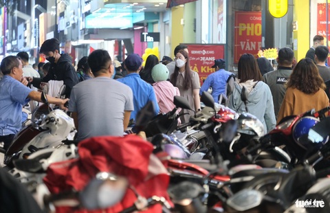 Giới trẻ Hà Nội đổ xô săn sale, tràn ra đường đêm cuối năm- Ảnh 3. Người người nườm nượp đi mua sắm trên phố Chùa Bộc - Ảnh: HÀ THANH
