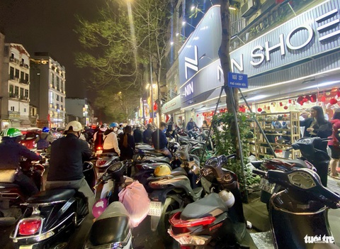 Giới trẻ Hà Nội đổ xô săn sale, tràn ra đường đêm cuối năm- Ảnh 4. Lượng người và xe cộ quá đông dẫn đến xe dừng đỗ ùn ứ tràn cả ra lòng đường - Ảnh: HÀ THANH