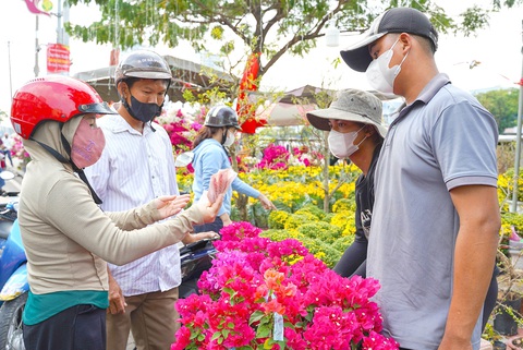 Xem nghe gì Tết Giáp Thìn ở TP.HCM?- Ảnh 1. Người dân tham quan, mua cây kiểng ở chợ hoa xuân Trên bến dưới thuyền (TP.HCM) - Ảnh: PHƯƠNG QUYÊN