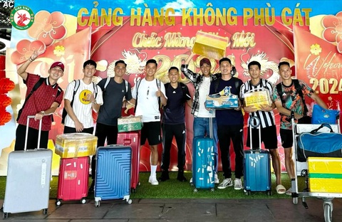 Cầu thủ Việt nghỉ Tết muộn, tập lại sớm- Ảnh 3. Cầu thủ Bình Định hào hứng chia tay nhau ở sân bay Phù Cát để về quê ăn Tết - Ảnh: BÌNH ĐỊNH FC