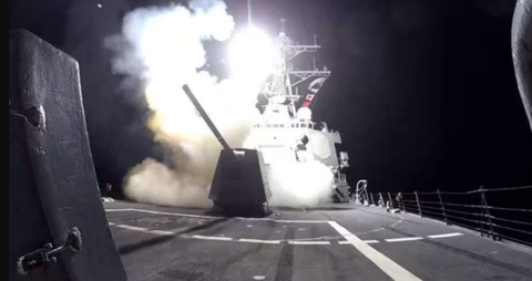 Tàu hàng Anh bị Houthi tấn công ở Biển Đỏ- Ảnh 1. Tên lửa hành trình Tomahawk được phóng từ tàu khu trục tên lửa dẫn đường lớp Arleigh Burke USS Gravely của hải quân Mỹ, hướng về phía Houthi ở Yemen, ngày 3-2 - Ảnh: REUTERS