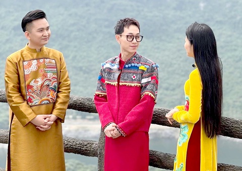 Ngoài Táo quân đêm giao thừa, VTV còn nhiều món đặc biệt khác- Ảnh 1. Double2T (giữa) chia sẻ câu chuyện của mình trong chương trình Chiều cuối năm - Ảnh: VTV