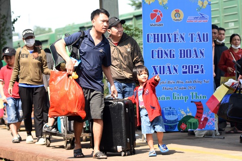 Công nhân hồ hởi lên Chuyến tàu Công đoàn - Xuân 2024 về quê đón Tết- Ảnh 2. Một gia đình tay xách nách mang hành lý háo hức ra khu vực chờ lên tàu về quê đón Tết - Ảnh: A LỘC