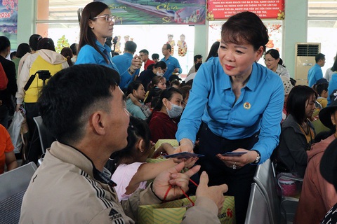 Công nhân hồ hởi lên Chuyến tàu Công đoàn - Xuân 2024 về quê đón Tết- Ảnh 4. Đại diện Tổng liên đoàn Lao động Việt Nam trao quà, lì xì cho công nhân lao động trước khi lên Chuyến tàu Công đoàn về quê đón Tết - Ảnh: A LỘC
