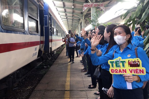 Công nhân hồ hởi lên Chuyến tàu Công đoàn - Xuân 2024 về quê đón Tết- Ảnh 5. Chuyến tàu Công đoàn - Xuân 2024 xuất phát đưa 208 công nhân, người thân về các tỉnh miền Trung, miền Bắc sum họp cùng gia đình - Ảnh: A LỘC