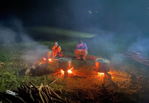 Cõng Tết lên non, vất vả mang Tết đến nơi không điện, không sóng di động- Ảnh 3. Các bạn trẻ cõng Tết lên non thức đêm nấu bữa Tết sớm cho bọn trẻ - Ảnh: TRẦN MAI