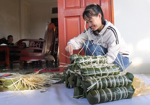 Cõng Tết lên non, vất vả mang Tết đến nơi không điện, không sóng di động- Ảnh 2. Các bạn trong Câu lạc bộ thiện nguyện Thanh Xuân gói bánh tét và nấu chín trước chuyến đi để tặng bà con - Ảnh: TRẦN MAI