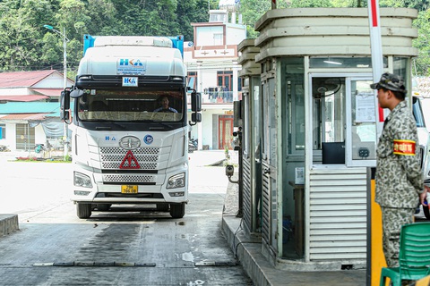 Xe hàng container chờ xuất khẩu sang Trung Quốc tại khu vực cửa khẩu Tân Thanh, Lạng Sơn - Ảnh: HÀ QUÂN Xe hàng container chờ xuất khẩu sang Trung Quốc tại khu vực cửa khẩu Tân Thanh, Lạng Sơn - Ảnh: HÀ QUÂN
