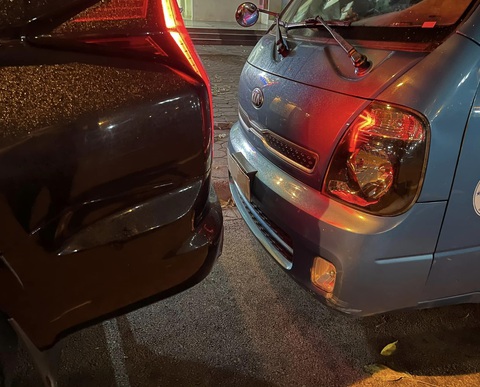 'Gần Tết đỗ xe lo ngay ngáy, bị xước xát liên tục'- Ảnh 1. Đỗ xe quá sát dễ xảy ra tranh chấp - Ảnh minh họa: Facebook
