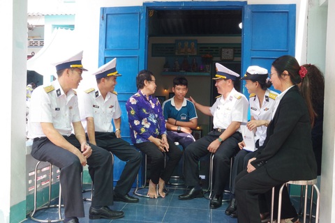 Lính tàu săn ngầm đón Tết- Ảnh 3. Đại diện Lữ đoàn 171 trao quà cho các cháu là con ngư dân lữ đoàn nhận đỡ đầu, nhân dịp Tết Giáp Thìn 2024 - Ảnh: ANH THƠ