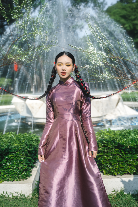 Giana phá cách với giày patin và áo dài- Ảnh 3. Street style xuống phố của hot girl gốc Hải Phòng trong bộ ảnh đón Tết Giáp Thìn chính là bản phối giữa sự thanh lịch xưa cũ và vẻ đẹp khỏe khoắn thời thượng.