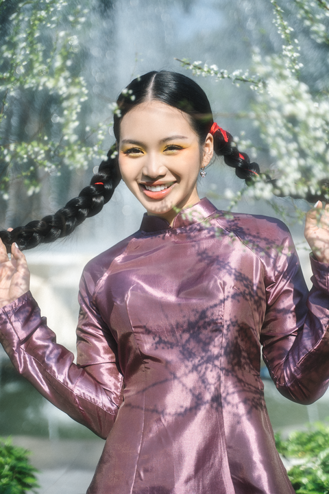 Giana phá cách với giày patin và áo dài- Ảnh 2. Nữ tân binh cũng chọn layout make up theo tone nóng với điểm nhấn tập trung vào đôi mắt và phần môi chỉ sử dụng son màu nude cam để cân bằng tổng thể.