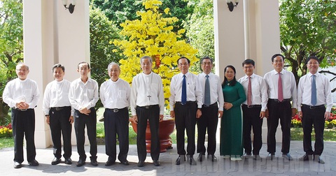 Tổng giám mục Nguyễn Năng đến chúc Tết Thành ủy TP.HCM và Bí thư Nguyễn Văn Nên- Ảnh 2. Các đại biểu chụp hình lưu niệm - Ảnh: THÀNH ỦY TP.HCM