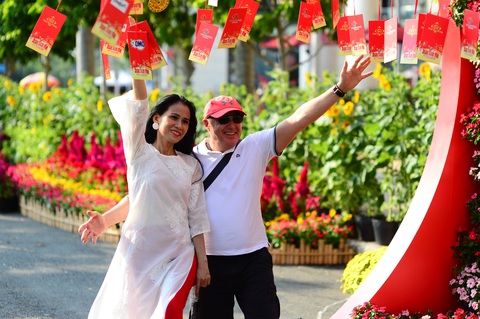 Người dân đi chơi ở đường hoa Phú Mỹ Hưng, quận 7, TP.HCM - Ảnh: QUANG ĐỊNH Người dân đi chơi, chụp ảnh lưu niệm ở đường hoa Phú Mỹ Hưng, quận 7, TP.HCM, Tết Giáp Thìn - Ảnh: QUANG ĐỊNH