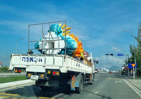 Cá chép hóa rồng ở Nha Trang 'hồi sinh' sau vụ cháy- Ảnh 4. Mô hình cá chép hóa rồng từ xưởng được vận chuyển đến công viên Yến Phi - Ảnh: THANH CHƯƠNg