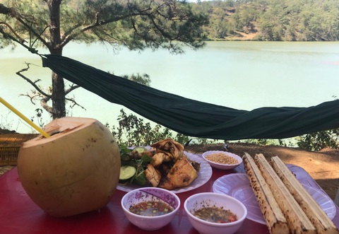 Tết này mình đi Đà Lạt: Cảm ơn những cung đường màu nhiệm- Ảnh 4. Gà đồi, cơm lam ở quán nhỏ ven đèo