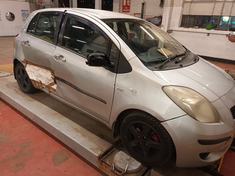 Chủ Toyota Yaris 'vá' thân xe bằng giấy và cái kết đắng- Ảnh 1. Chiếc Toyota Yaris với ngoại thất có vết "vá" lạ phía sau - Ảnh: Steerside Enforcement Team