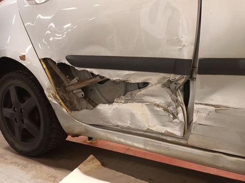 Chủ Toyota Yaris 'vá' thân xe bằng giấy và cái kết đắng- Ảnh 2. Khu vực bên dưới lớp giấy dán và băng dính là phần cửa trơ khung - Ảnh: Steerside Enforcement Team